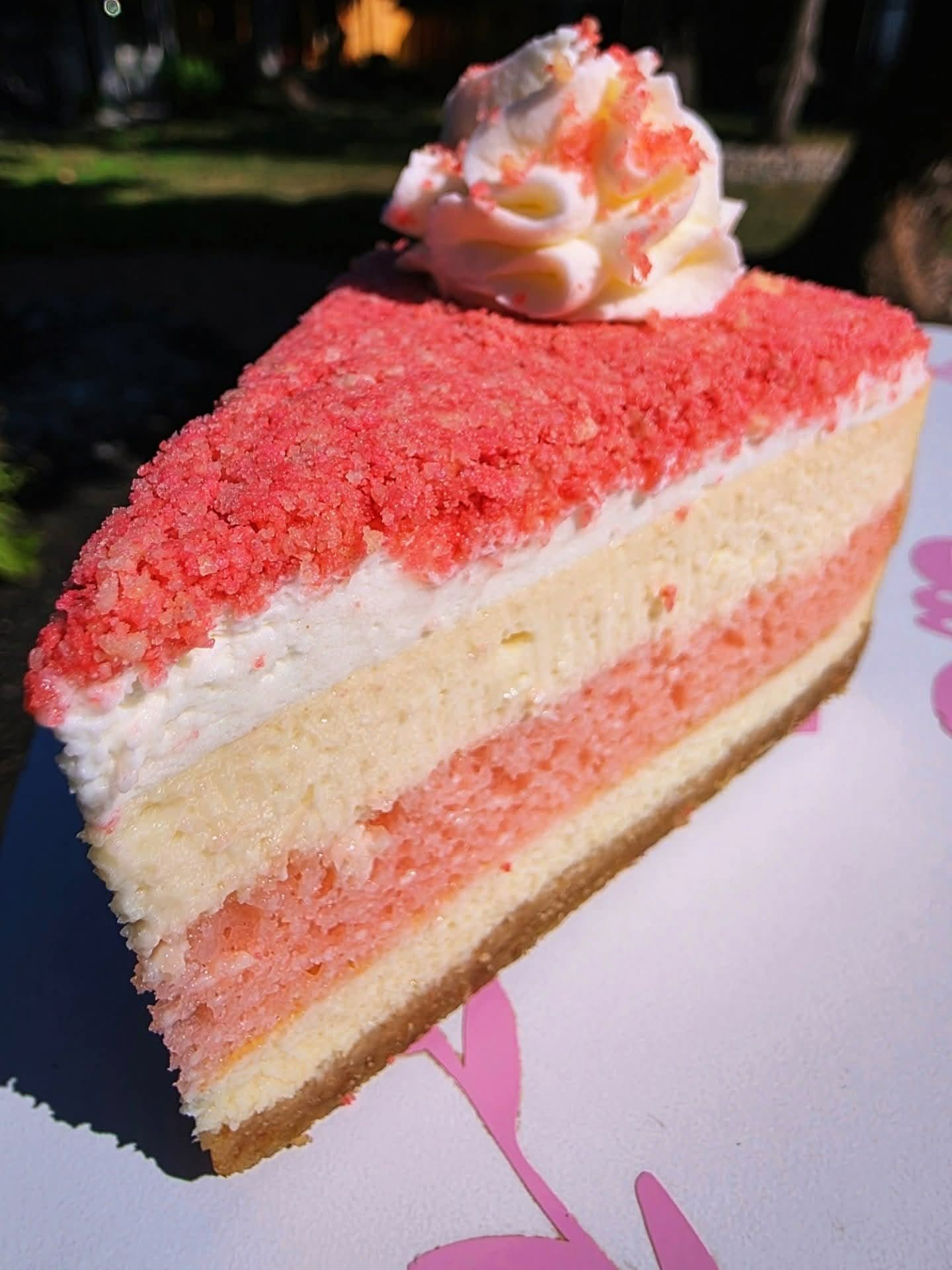 Strawberry-Crunch-Cake-Cheesecake