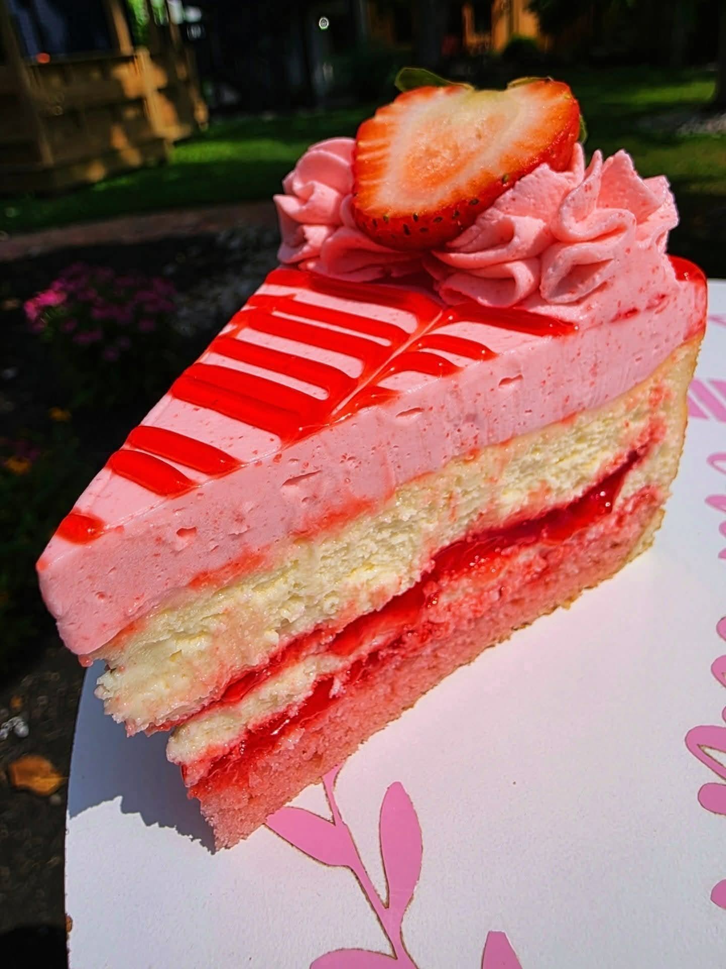 Strawberry-Deluxe-Cake-Cheesecake