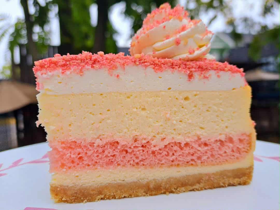 Strawberry-crunch-cheesecake-cake