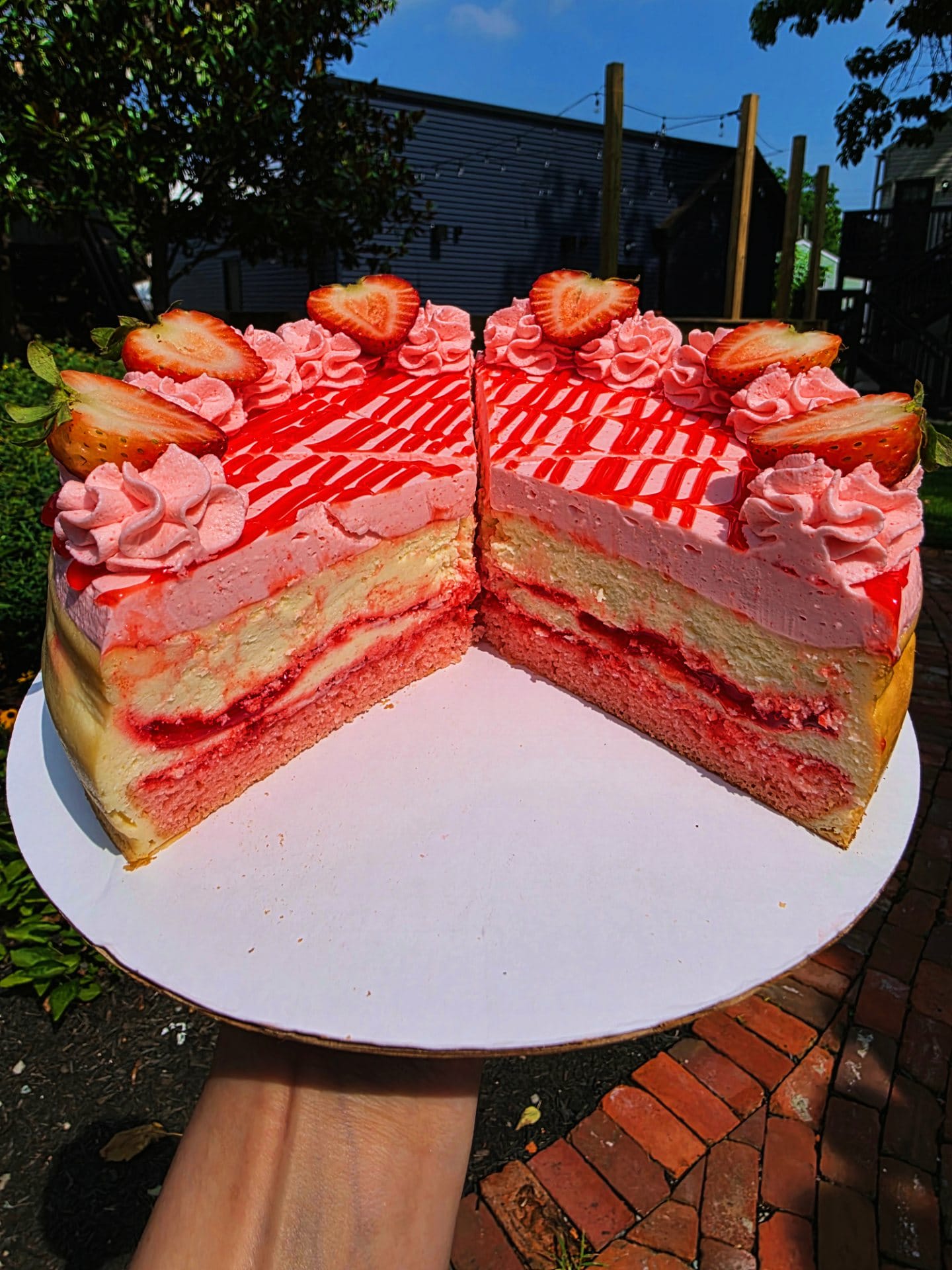 Whole-Strawberry-Deluxe-Cake-Cheesecake
